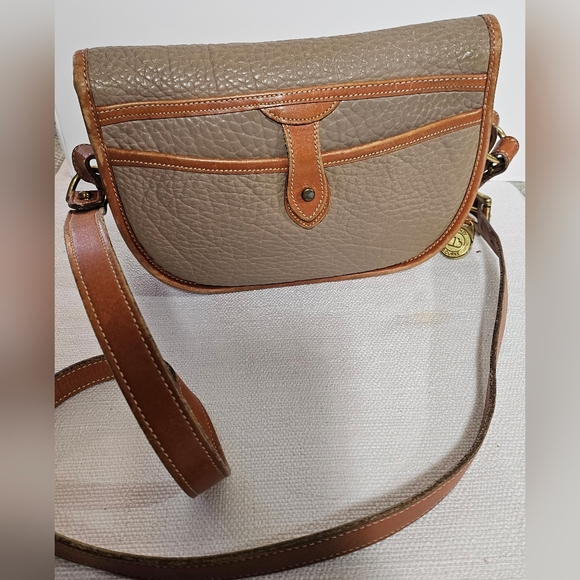 Vtg, Dooney & Bourke AWL Cavalry Trooper Crossbody Taupe W/British Tan Trim R71 - Picture 2 of 16